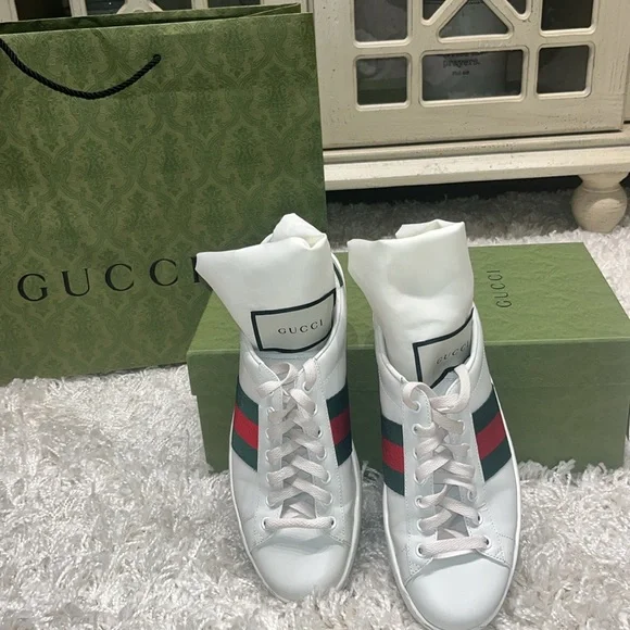 ❤️Beautiful Authentic Gucci Ace White leather Sneakers-❤️excellent condition